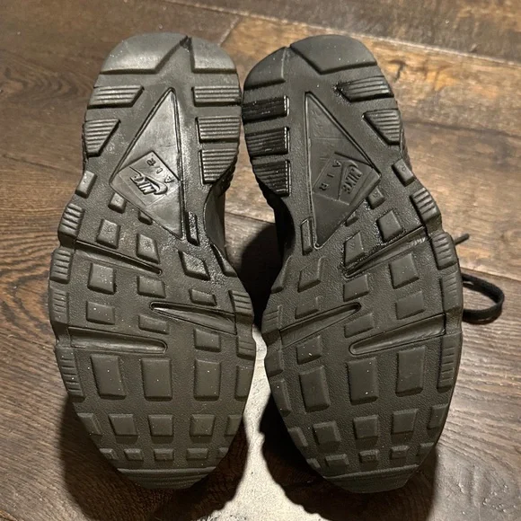 Nike Air Huarache Sneakers - Picture 9 of 17